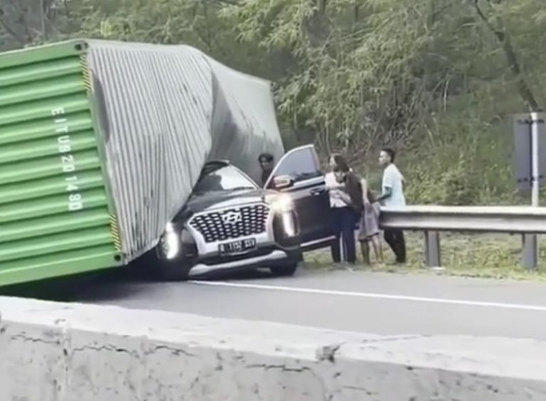 Direktur Indomaret Meninggal Karena Kecelakaan di Tol Cipularang Mobilnya Tertimpa Truk Kontainer