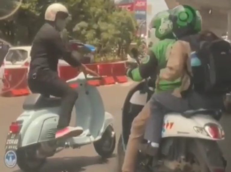 Heboh Pengendara Vespa Tendang Motor Driver Ojol Gara gara Tersenggol