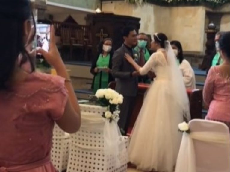 Momen Kocak Pasangan Pengantin Lakukan Negosiasi Saat Hendak Ciuman Ternyata Dulunya Sahabatan