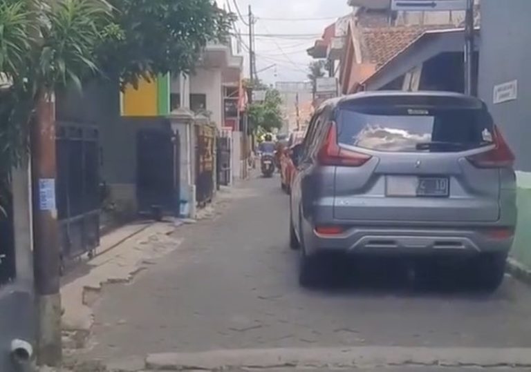 Pemilik Mobil Tak Punya Garasi Malah Parkir di Pinggir Jalan Pengendara Lain Geram Tak Bisa Lewat