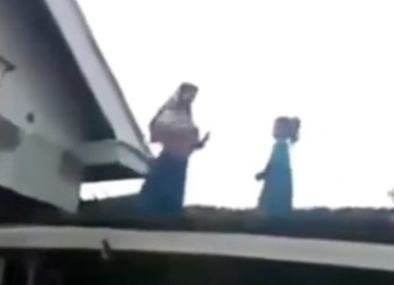 VIRAL Aksi Dua Remaja Joget TikTok di Atas Genteng Malah Apes Usai Alami Hal ini