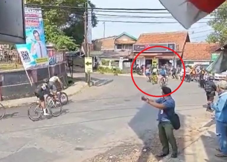 VIRAL Insiden Pembalap Sepeda Hilang Kendali di Tikungan dan Tabrak Kerumunan Warga