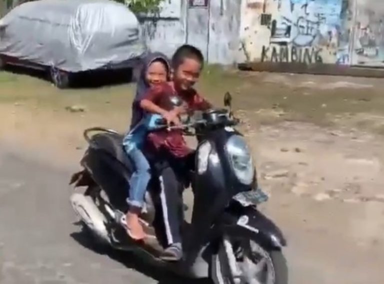 VIRAL Momen Dua Bocil Boncengan Naik Motor Auto Bikin Geleng geleng Kepala
