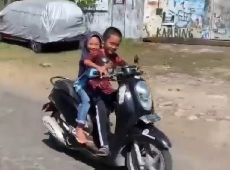 VIRAL Momen Dua Bocil Boncengan Naik Motor, Auto Bikin Geleng-geleng Kepala VIRAL Momen Dua Bocil Boncengan Naik Motor Auto Bikin Geleng geleng Kepala