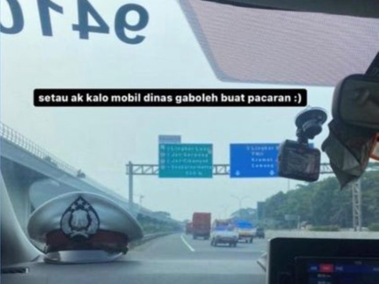 VIRAL Oknum Polisi Malah Pakai Mobil Dinas PJR Untuk Pacaran VIRAL Oknum Polisi Malah Pakai Mobil Dinas PJR Untuk Pacaran