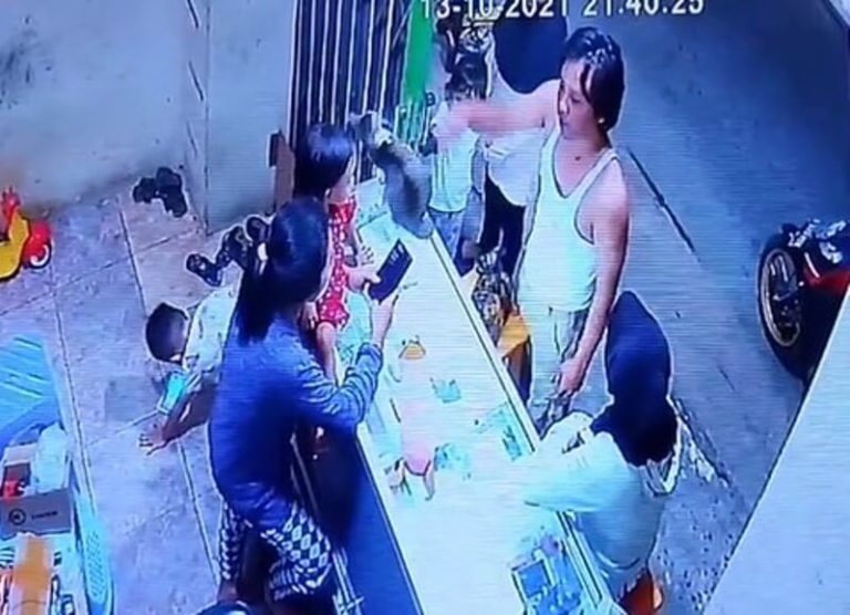 VIRAL Pria Ngamuk dan Cekik Tetangga Gegara Anaknya Disuruh Cuci Kaki Sebelum Masuk Rumah