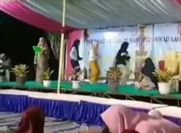 VIRAL Video Tiga Remaja Joget TikTok di Panggung Acara Maulid Nabi Ramai Dikritik
