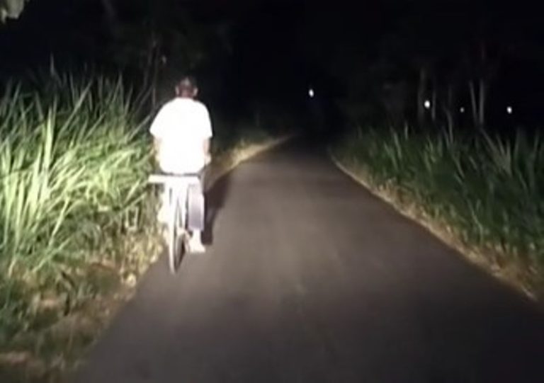 Viral Pengemudi Mobil Terangi Kakek Pesepeda di Jalan yang Gelap, Sampai Rela Melaju Pelan Viral Pengemudi Mobil Terangi Kakek Pesepeda di Jalan yang Gelap Sampai Rela Melaju Pelan