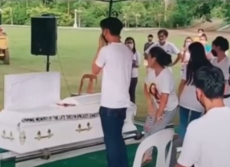 4 Muda mudi Joget TikTok di Acara Pemakaman Teman Videonya Langsung Viral