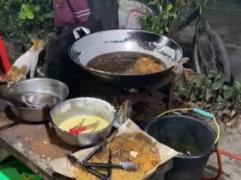 Beli Ayam Goreng Pria ini Mendadak Gak Jadi Makan Gegara Lihat Minyak yang Sudah Hitam