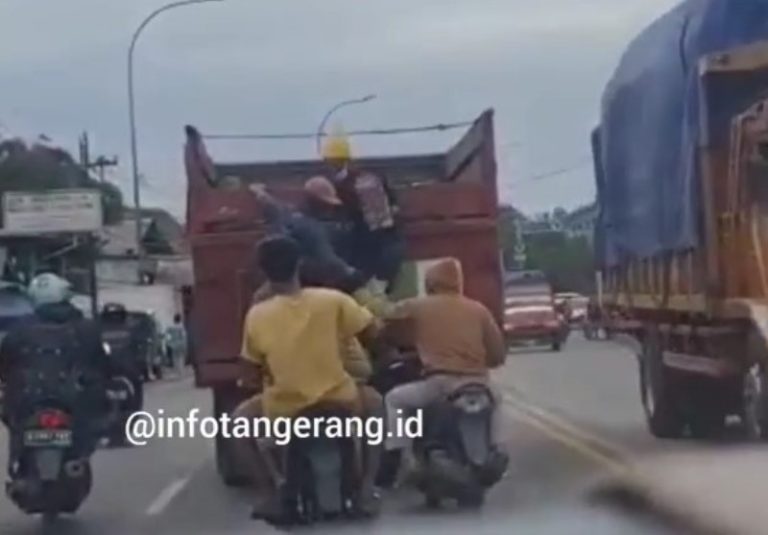 Detik-detik Bajing Loncat Beraksi di Tangerang, Berhasil Gondol 8 Tabung Gas Detik detik Bajing Loncat Beraksi di Tangerang Berhasil Gondol 8 Tabung Gas