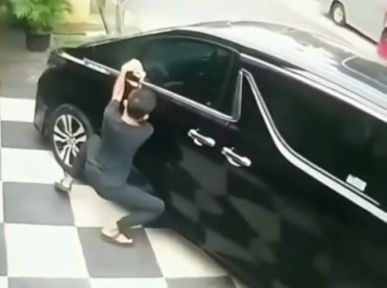 Detik detik Pria Coba Curi Spion Alphard Sampai Gelantungan Netter Ngakak Lihat Endingnya