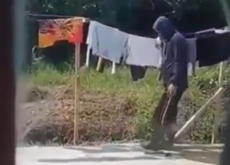 Detik-detik Pria di Luwu Timur Terciduk Curi Bra di Jemuran Warga Lalu Menciumnya Detik detik Pria di Luwu Timur Terciduk Curi Bra di Jemuran Warga Lalu Menciumnya