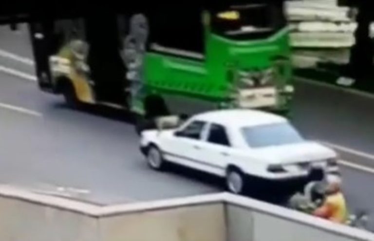 Detik-detik Sekuriti Nyangkut di Atas Kap Mobil Berjalan Saat Sedang Atur Lalu Lintas, Menegangkan! Detik detik Sekuriti Nyangkut di Atas Kap Mobil Berjalan Saat Sedang Atur Lalu Lintas Menegangkan