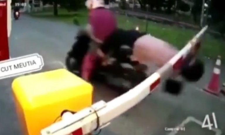 Emak emak Nekat Terobos Palang Pintu Parkir Pria yang Dibonceng Auto Terkapar