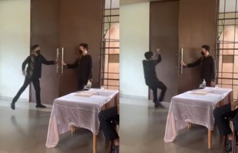 Insiden Memalukan Saat Crew WO Buka Pintu Untuk Pengantin, Gagang Pintunya Lepas Insiden Memalukan Saat Crew WO Buka Pintu Untuk Pengantin Gagang Pintunya Lepas