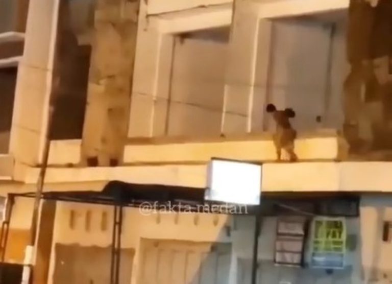 Kabur Ala Parkour, Maling ini Nekat Lompati Ruko Tapi Endingnya Malah Apes Kabur Ala Parkour Maling ini Nekat Lompati Ruko Tapi Endingnya Malah Apes