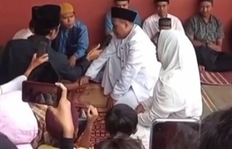 Momen Kocak Saat Ijab Kabul, Pengantin Pria Malah Sebut Maskawin Seperangkat Alat Sekolah Momen Kocak Saat Ijab Kabul Pengantin Pria Malah Sebut Maskawin Seperangkat Alat Sekolah