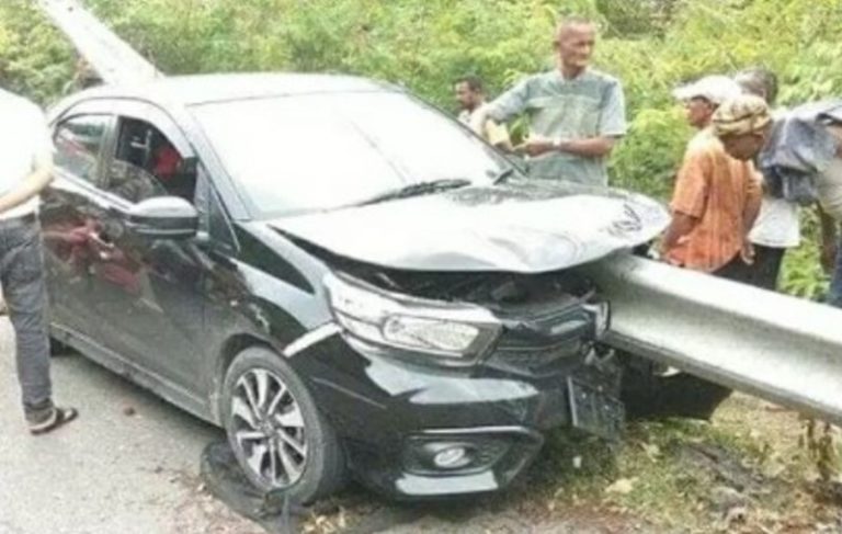 Ngeri Mobil Brio Kecelakaan di Aceh Besar Tabrak Pembatas Jalan hingga Tembus ke Belakang