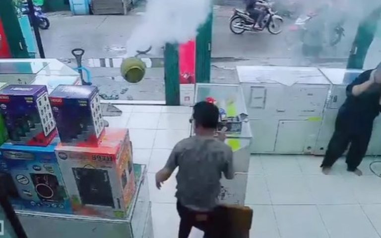 Panik Pria Lempar Tabung Gas Bocor ke Jalan Raya dan Nyaris Kena Pengendara