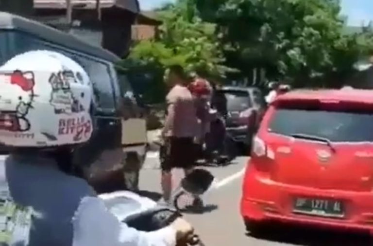 Kesal Gara-gara Hal ini, Polisi Tinju Pintu Angkot Seperti Aksi ‘Salam dari Binjai’ Polisi Tinju Pintu Mobil Angkot