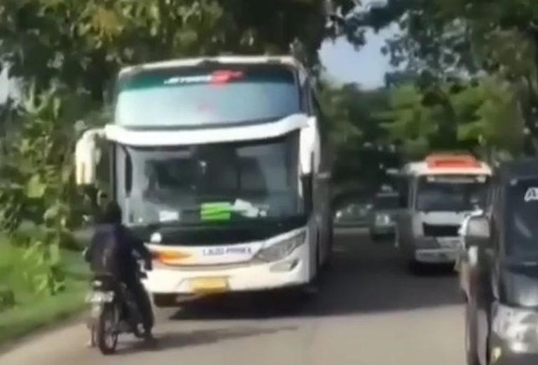 VIRAL Aksi Pemotor Berani Hadang Bus Lawan Arah di Sragen VIRAL Aksi Pemotor Berani Hadang Bus Lawan Arah di Sragen