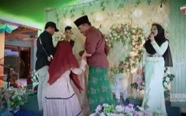 VIRAL Anak dan Istri Ngamuk Saat Bapak ini Nyawer di Panggung Biduan Sampai Dilempar Barang