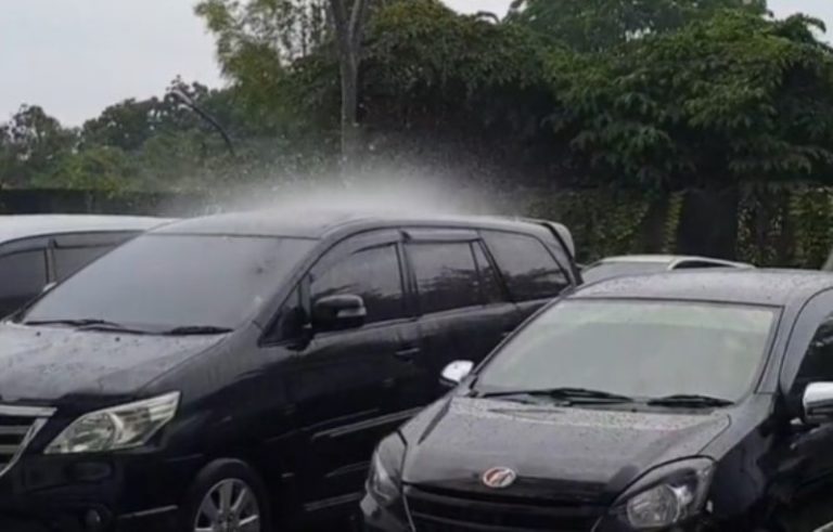 VIRAL Fenomena Hujan Lokal di Cikarang yang Hanya Guyur Satu Mobil Saja