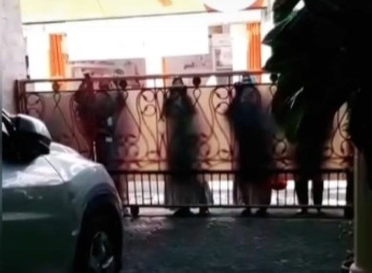 VIRAL Gerombolan Emak-emak Rutin Datang ke Rumah Warga Untuk Minta Sedekah VIRAL Gerombolan Emak emak Datang ke Rumah Warga Untuk Minta Sedekah Ternyata Rutin