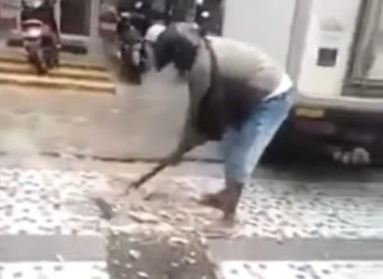 VIRAL Pria Hancurkan Keramik Trotoar Gara-gara Bikin Istrinya Terjatuh VIRAL Pria Hancurkan Keramik Trotoar Gara gara Bikin Istrinya Terjatuh