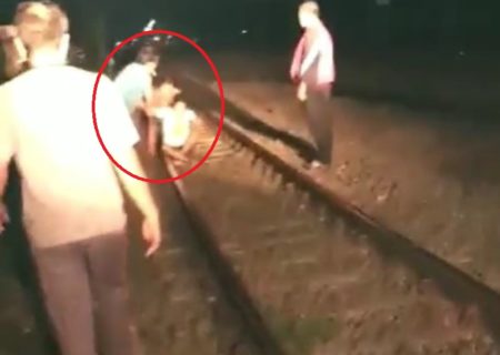 VIRAL Pria Tertidur di Atas Rel Kereta Api Beruntung Karena Dibangunkan Warga