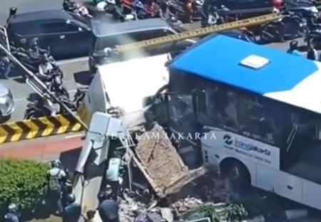 Bus Transjakarta Tabrak Pos Polisi di PGC Jaktim Sampai Ambruk