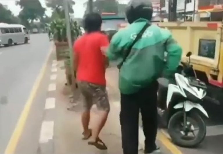 Cekcok di Pinggir Jalan Kunci Motor Driver Ojol Dibawa Kabur Oleh Sopir Truk