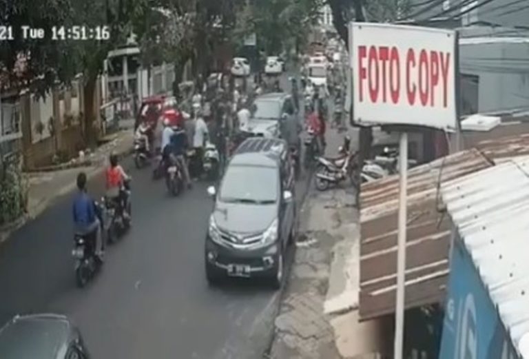 Detik detik Aksi Arogan Pengantar Jenazah Rusak Mobil hingga Keroyok Dosen di Makassar