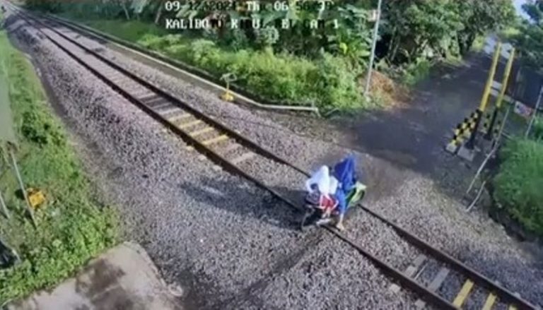 Detik detik Emak emak dan Anaknya Nyaris Tertabrak Kereta Saat Motornya Terjebak di Rel