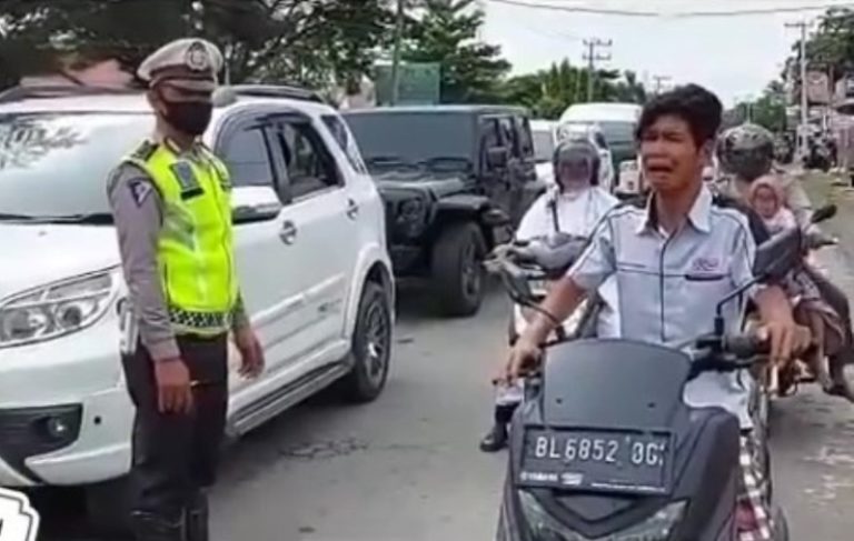 Diberhentikan Polisi Karena Tak Pakai Helm Pria ini Malah Nangis Sesenggukan