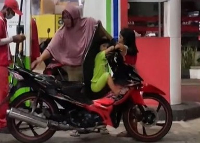 Momen Emak emak Pengendara Motor Isi Bensin di SPBU Posisi Anaknya Bikin Ngakak