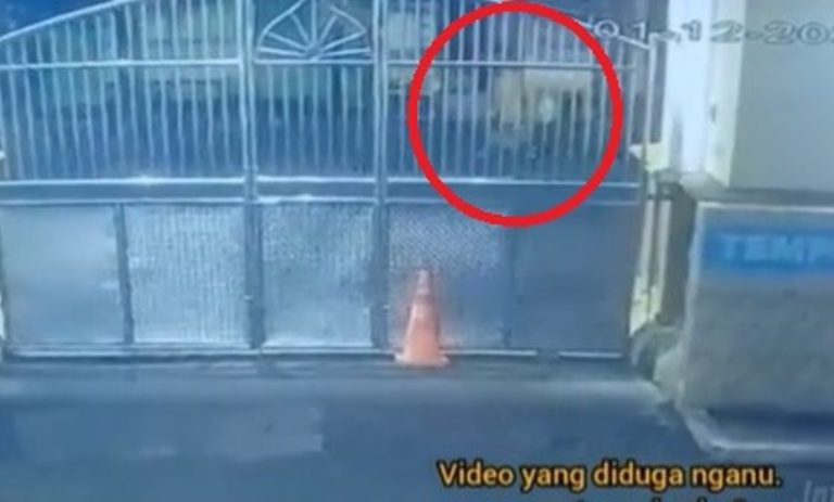 Ngeri Detik detik Sosok Misterius Tiba tiba Menghilang di Depan Masjid Hantu