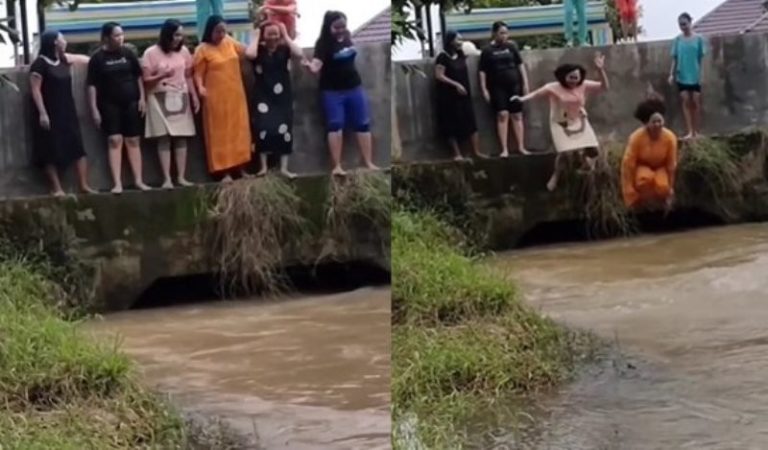 Serasa di Kolam Renang Sekelompok Emak emak ini Kompak Nyebur ke Sungai Untuk Berenang