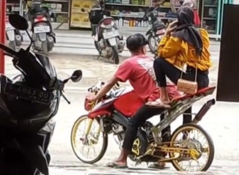 VIRAL Cara Duduk Cewek Saat Naik Motor Modifikasi Ngeri Lur