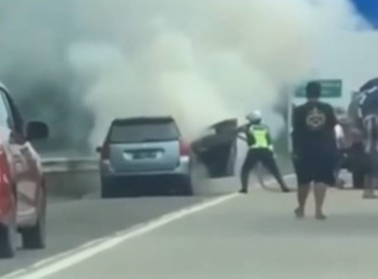 Viral Aksi Heroik Polisi Padamkan Mobil yang Terbakar di Tol Jagorawi Ramai Dipuji