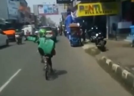 Viral Aksi Pesepeda Beratribut Ojol Kawal Ambulans di Jalan Salut