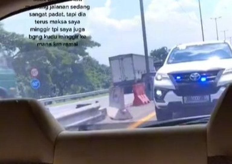 Viral Fortuner Pakai Strobo Ngotot Minta Pengendara Lain Untuk Minggir