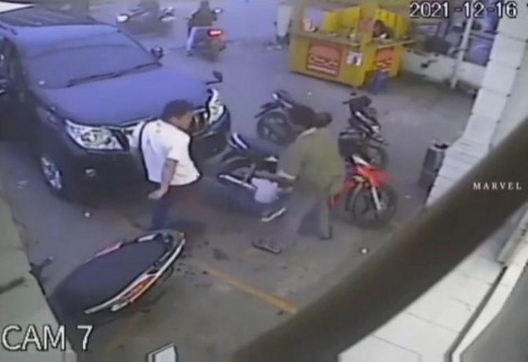 Viral Pengemudi Mobil Arogan Pukul dan Tendang Pengendara Motor di Depan Minimarket