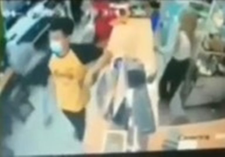 Viral Pria ini Tetap Santuy Tunggu Uang Kembalian Meski Terjadi Gempa