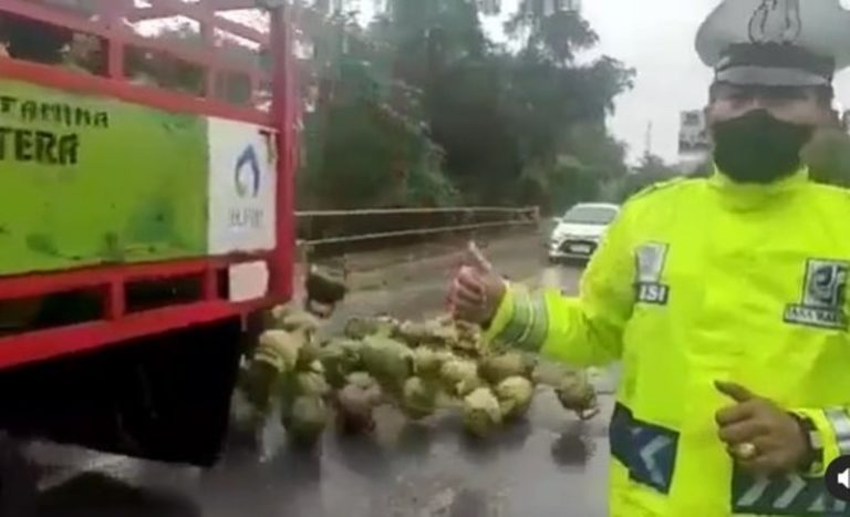 Viral Puluhan Tabung Gas Jatuh dari Truk dan Berhamburan di Jalan Polisi Langsung Syok