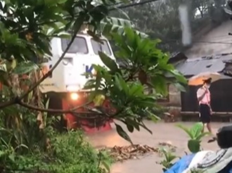 Viral Video Kereta Api Berhenti di Pemukiman Warga Karena Rel Terendam Banjir