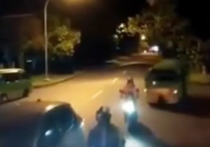Viral Video Sopir Angkot Nekat Drifting di Jalan Raya Pemotor Sampai Nyaris Tertabrak