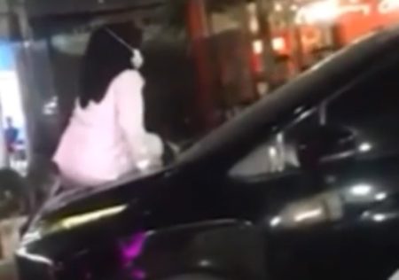 Aksi Istri Sah Naik ke Kap Mobil yang Diduga Dikendarai Suami Bareng Wanita Lain