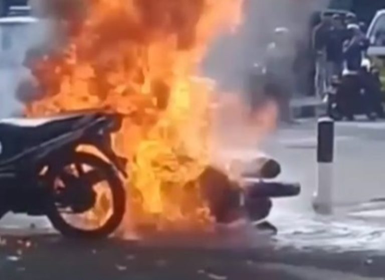 Aksi Pengendara di Kuningan Nekat Bakar Motor Sendiri Gara gara Tak Terima Ditilang